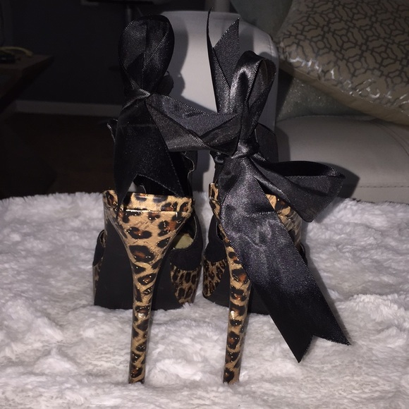 Carlos Santana cheetah peep toe heel - Picture 3 of 3